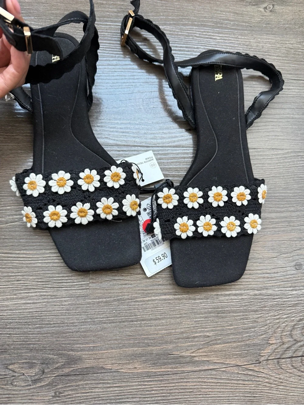 Zara Black Sandals with White & Yellow Daisy Embroidery - Picture 3 of 5